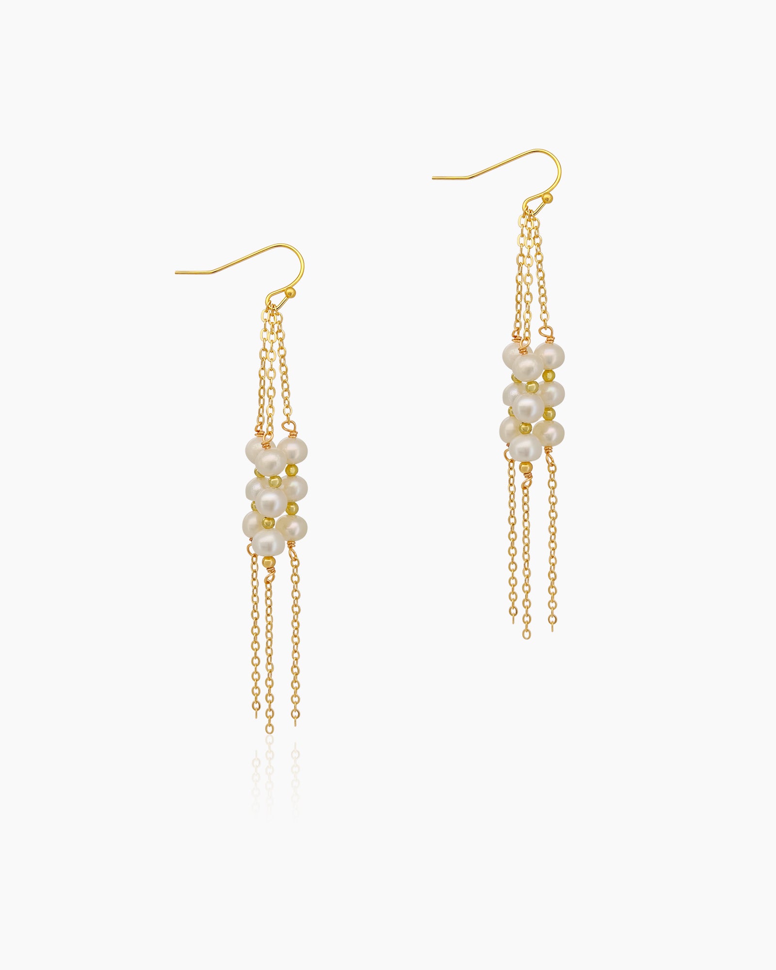 Earrings with rows of luminous freshwater pearls framed by silky gold-toned chains in a tassel effect