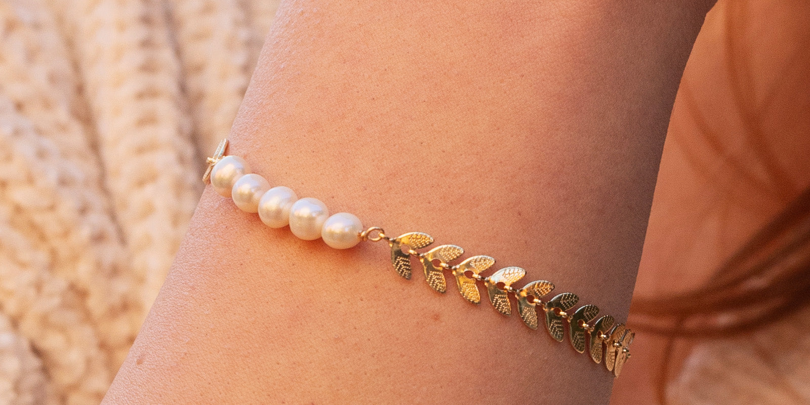 A bracelet of textured laurel leaves and luminous freshwater pearls for a look of classical beauty